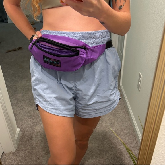 90s Jordache Fanny pack
Excellent condition! Zippered bag w/ adjustable straps - Picture 6 of 6
